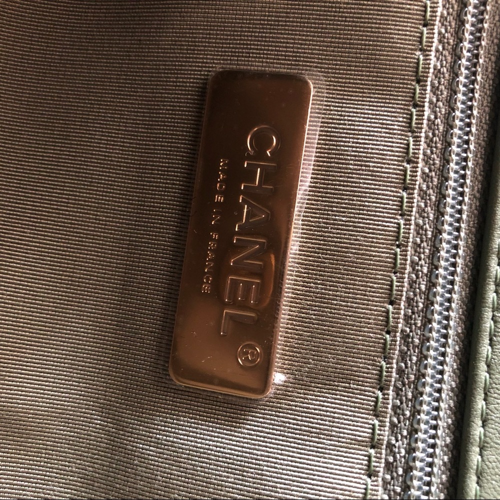 Brand new CHANEL small 19 green handbag - Picture 13 of 16